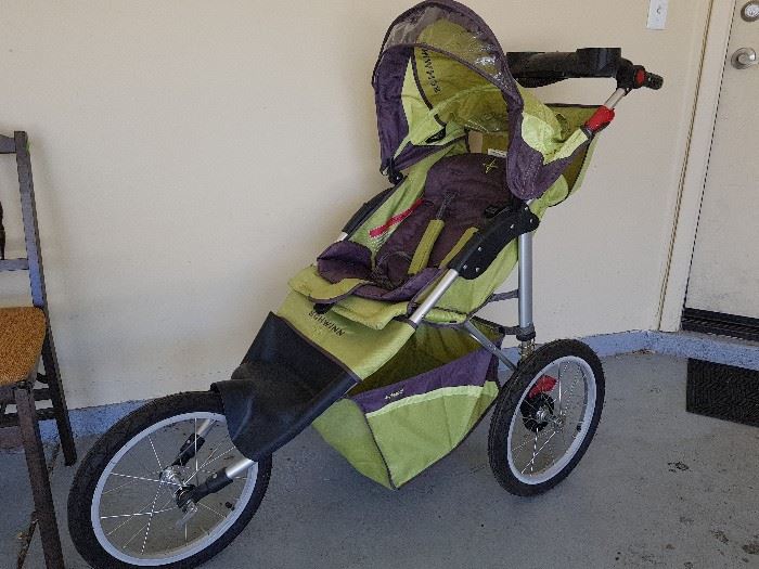 Schwinn jogging stroller in great condition!
