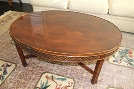 This pretty coffe table will add a touch of vintage flair to any home!