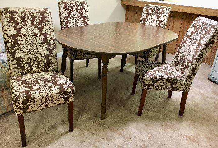 Round Kitchen dining table w/ leaf
Turns to oval with 4 Chairs