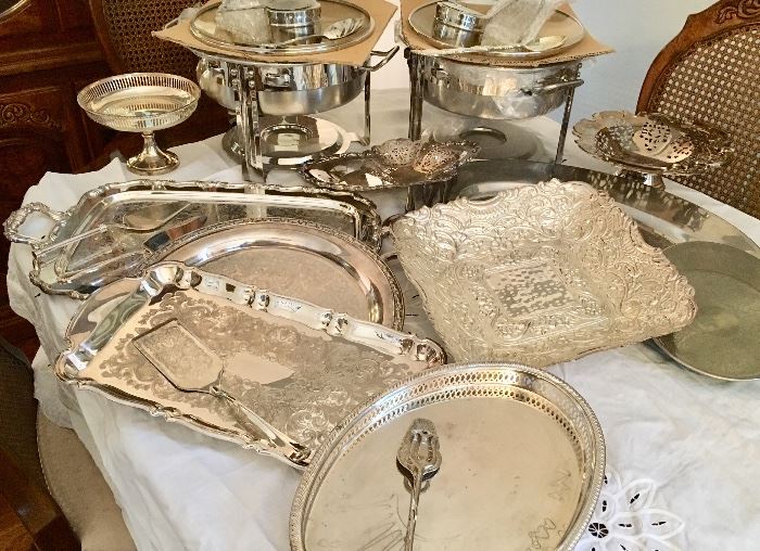 Silver entertainment pieces platters
/ chafing, serving