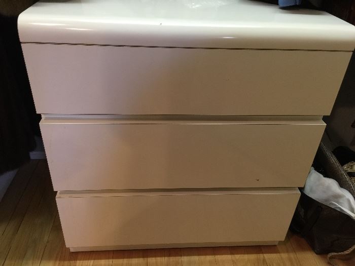 101. Cream White Laminate 3 Drawer Chest                     (29" x 20' X 31")