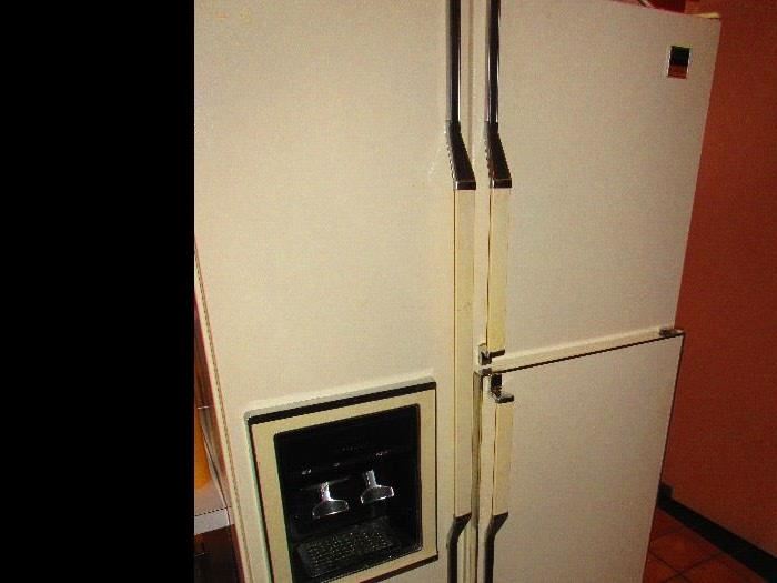 Refrigerator with Freezer