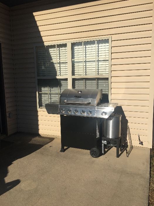 New (less than 5  months old) grill. 