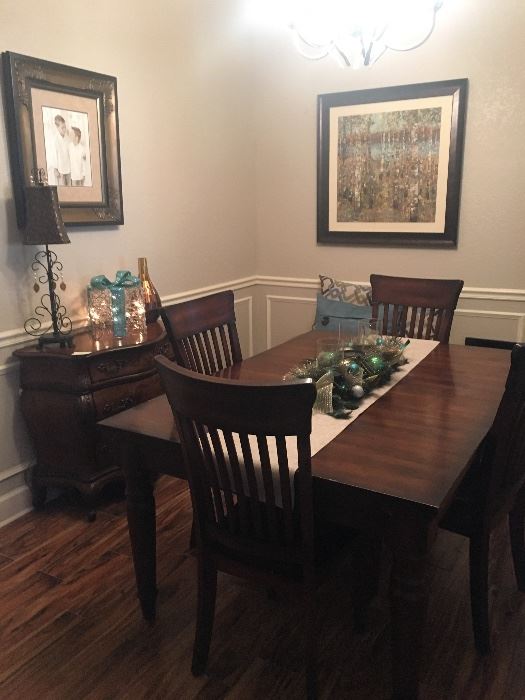 Dining room table with leaf in excellent condition.