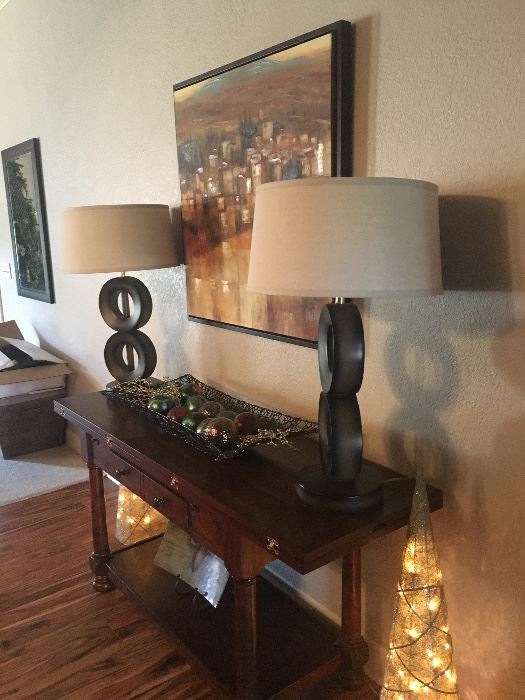 Beautiful foyer table and lamps. Lots of nice artwork.