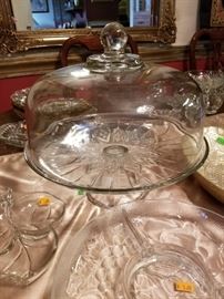Cake plate with domed lid
