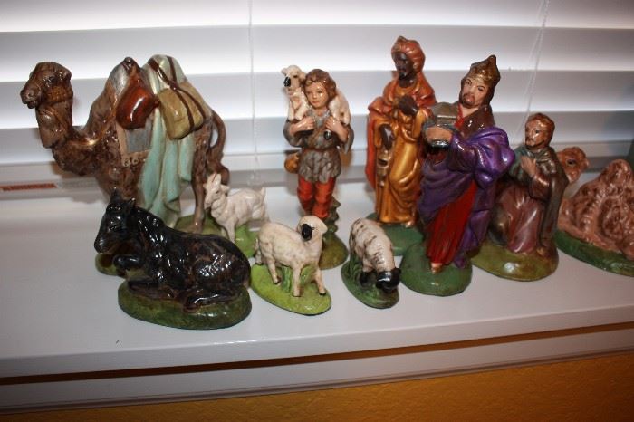 19 Pieces in this vintage Nativity set