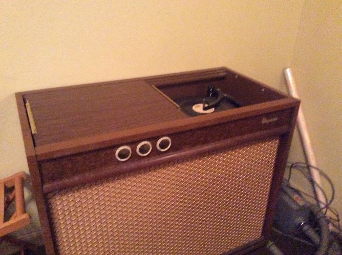 Another photo of magnavox record player