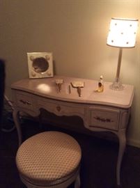 Adorable Drexel vanity and stool. 