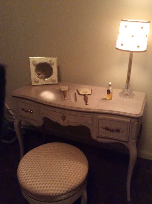 Adorable Drexel vanity and stool. 