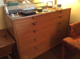 Drexel 6 drawer chest. There are 2
