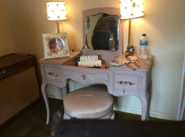 Adorable Drexel vanity and stool. Open view. Pom Pom glass base candlestick lamps. 
