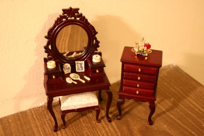 Romantic Miniature Master Suite  http://www.ctonlineauctions.com/detail.asp?id=682969
