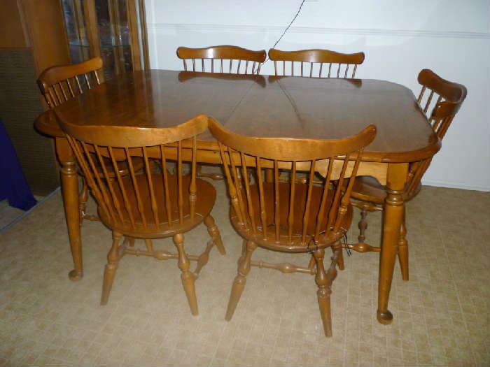 MAPLE DINING TABLE W/2 LEAFS & 6 CHAIRS
