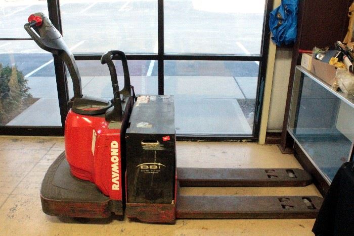Raymond Model 840-FRE60L Walkie/Ride Electric Pallet Jack w/ Charger, 4 Ft Forks, 6000 Lbs Capacity, 24V, 3676 Hours, SN# 640-07-74919