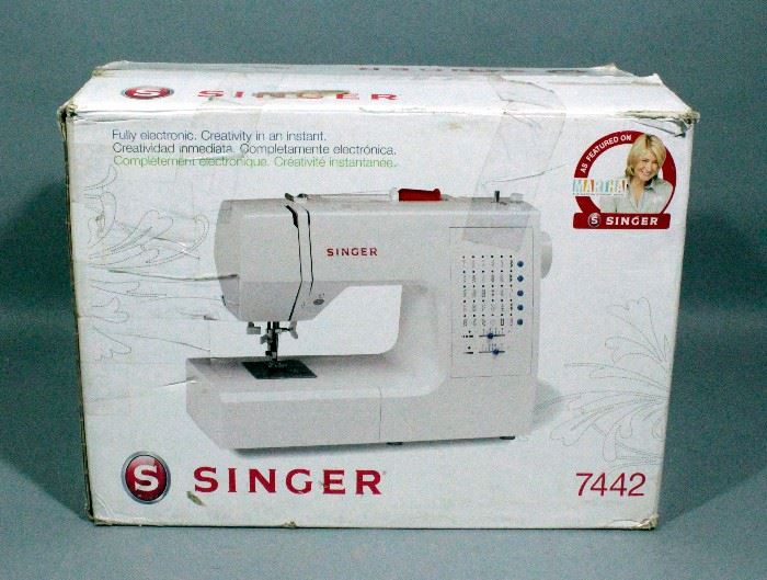 Singer 7442 Electronic Sewing Machine, 28 Stitches, Full Range of Utility, Decorative, Quilting, Heirloom, and Stretch Stitches
