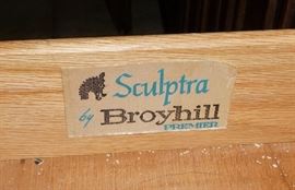 Broyhill Sculptra hutch