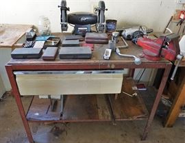 Workbench with vise