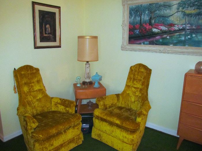 Pair of Upholstered Side Chairs Heywood Wakefield End Table, one of a pair of 1950's Table Lamps, Framed Print, Framed Oil Painting, Accessoties