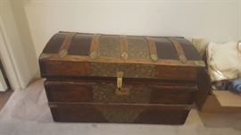 Neverbreak Trunk, Great Condition with Interior Removable Top Shelf