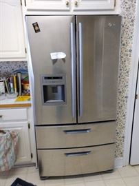 Super clean "LG" brand frig!!