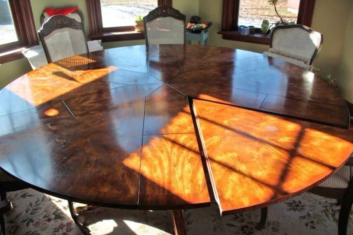 Round Dining Table with Pie Leaves: Gorgeous