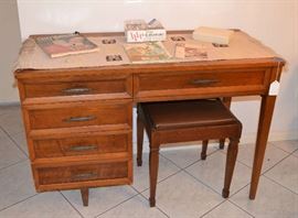 SINGER SEWING MACHNE CABINET WITH ACCESSORIES