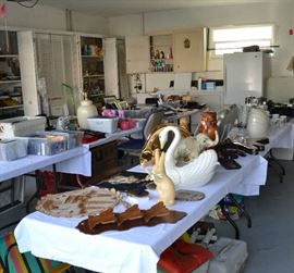 WOOD AND CERAMIC DECOR