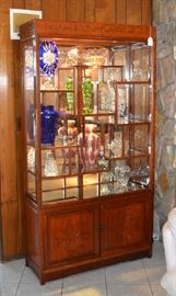 PRETTY ORIENTAL STYLE LIGHTED CABINET AND BEAUTIFUL ART GLASS