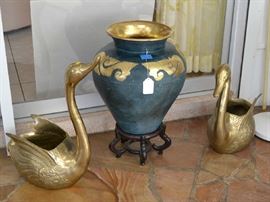 BRASS SWANS AND LARGE DECORATIVE POT