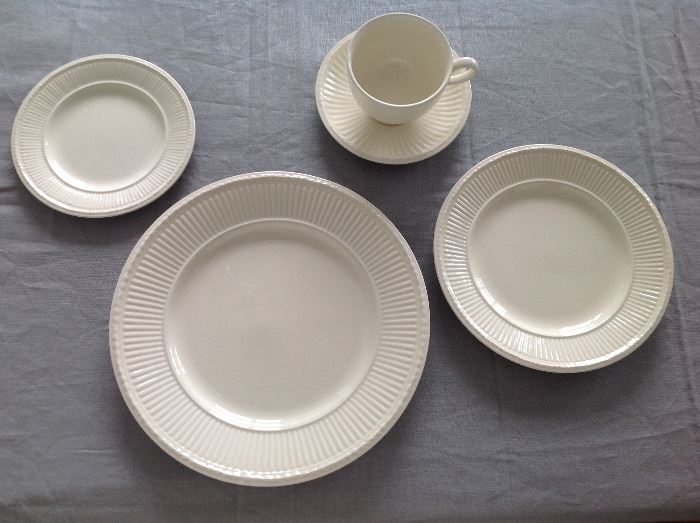 One Edme by Wedgewood Queen's Ware 5-piece place setting/dinnerware. There are 12 sets available. Set consists of: One 10.5" dinner plate. One 8 1/8" salad/dessert plate. One 6 3/8" bread plate. One 3.5" cup. One 5.75" saucer. Eight soup bowls and additional dinner plates available and sold separately. All in excellent, clean condition. No chips. 