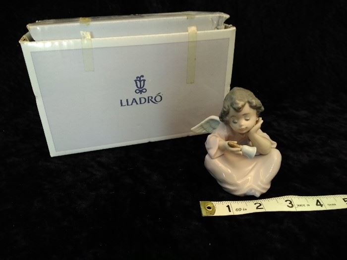 Lladro Figurine - Angelito Repicando (Heavenly Chimes)  https://www.ctbids.com/#!/description/share/9553