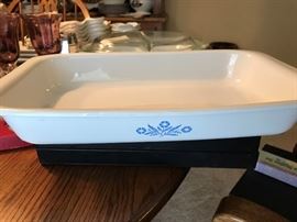 Several pieces of Corningware