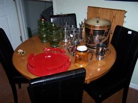 NEWER ROUND OAK TABLE ( HAS LEAF), SET OF 4 BLACK SIDE CHAIRS & SMALLS