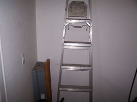 ALUMINUM STEP LADDER