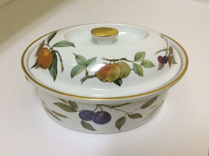 Vintage Royal Worchester Evesham Gold porcelain tableware (12 6-piece place settings)with additional pieces, Shown: large oven-to-table covered casserole with lid