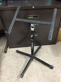 Stand,Black/Chrome Yorkville 4-legs Collapsable Stands                http://www.ctonlineauctions.com/detail.asp?id=683560