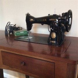 Vintage Singer metal sewing machine in wood cabinet