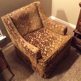 Swivel armchair in golden vintage fabric.