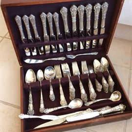 Reed and Barton French Renaissance sterling silver flatware set. Elegant and ornately cast Rococo style floral swirl utensils come in a wood, felt lined storage box. 87 pieces. Mirrorstele knives.