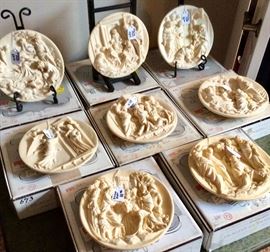 Studio Dante alabastrite plates from Italy depict Biblical scenes.