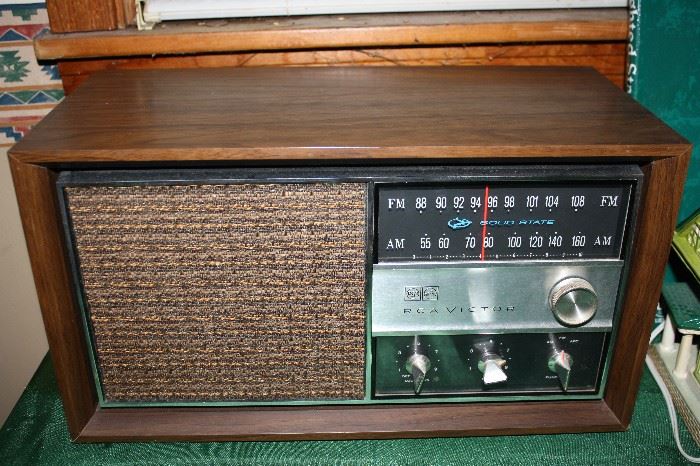 Vintage RCA desktop Radio