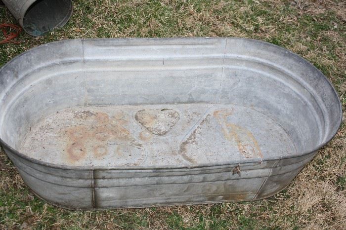 old Roughly 30 gallon Galvanized Tub