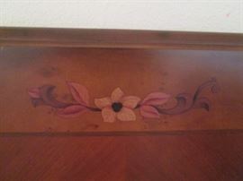 Inlay detailing on table leaf