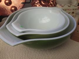 Green Pyrex Mixing Bowl Set