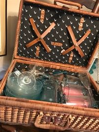 Wonderful picnic basket with all the accessories you will need for a memorable picnic!