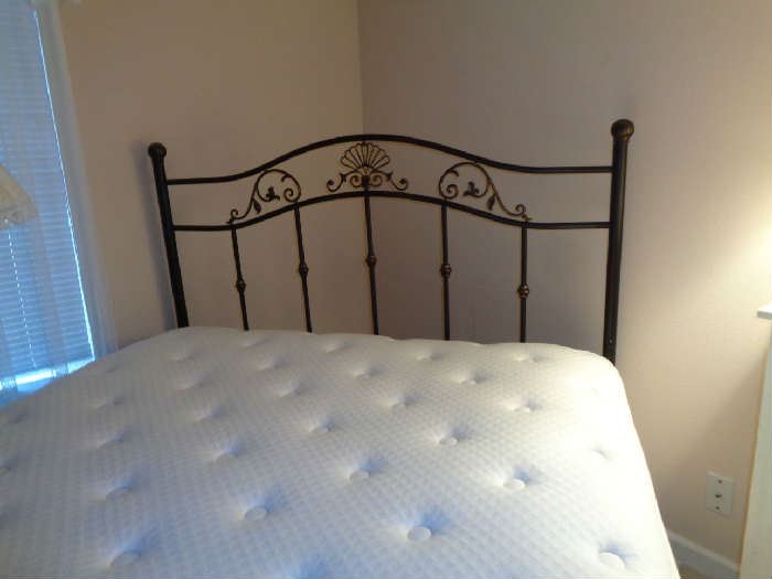 queen bed w/nice mattress
