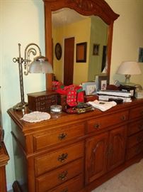 dresser w/mirror