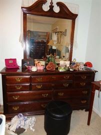 dresser w/mirror