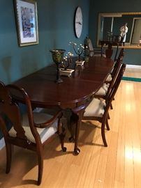 Ethan Allen Dining Room Table in excellent condition with 6 chairs